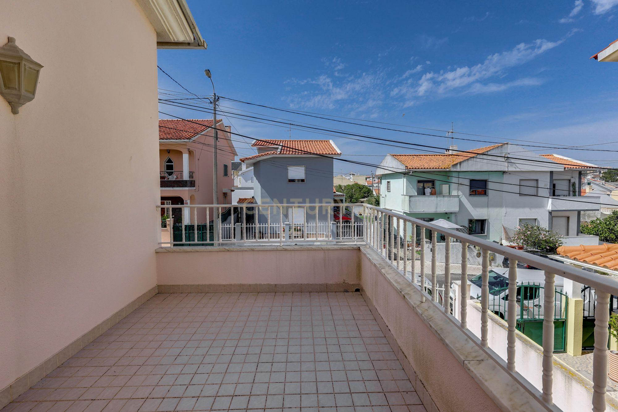 Moradia T4 com sótão e amplo espaço exterior em São Domingos de Rana - Image 22
