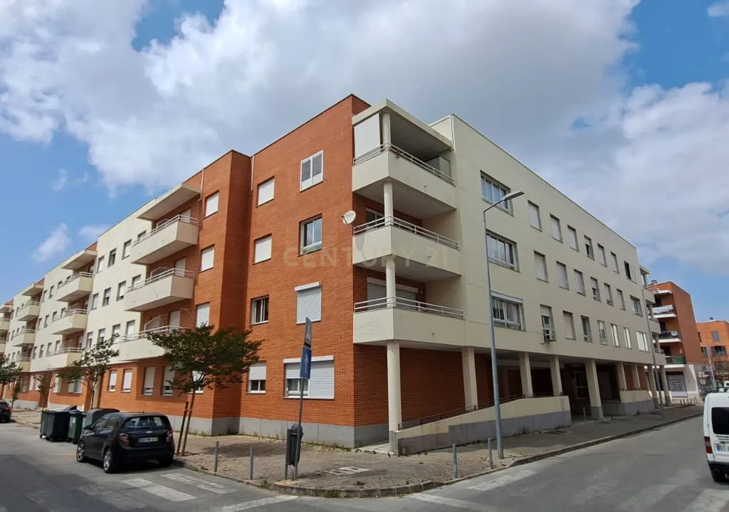 Apartamento T3 com 142m2 e lugar de garagem em Alhos Vedros - Image 1