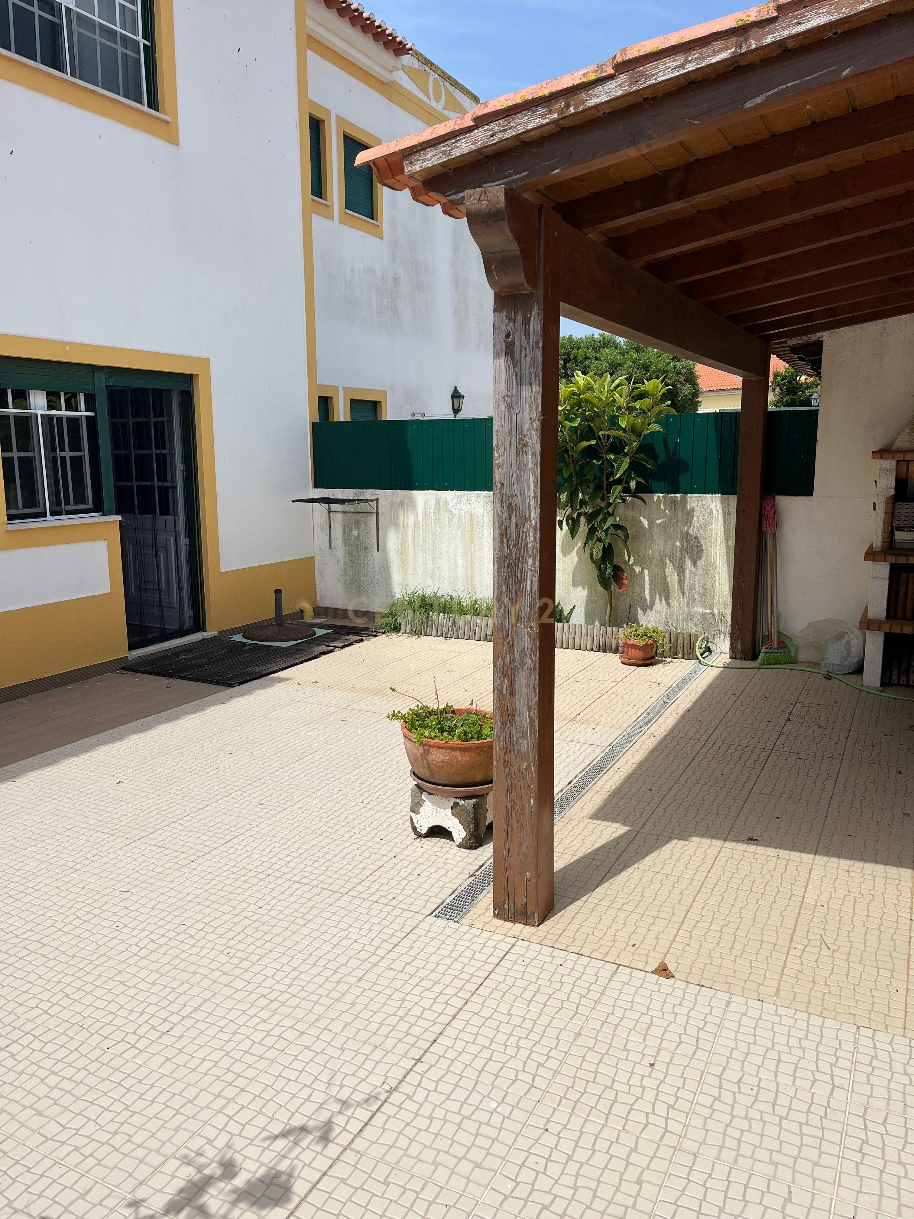 Fotografia 7 de Moradia T4 em condomínio fechado com piscina, vista mar e walking distance da praia, situada em S. Bernardino.