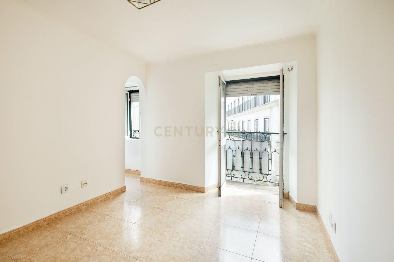 Apartamento T1 na Lapa – Lisboa | 1º Andar em prédio tradicional - Image 4
