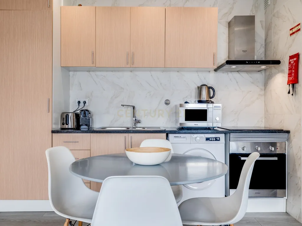 Apartamento T1 com Vista Rio Deslumbrante | AL | Terraço Comum | Estacionamento no Edifício | Como Novo - Image 10