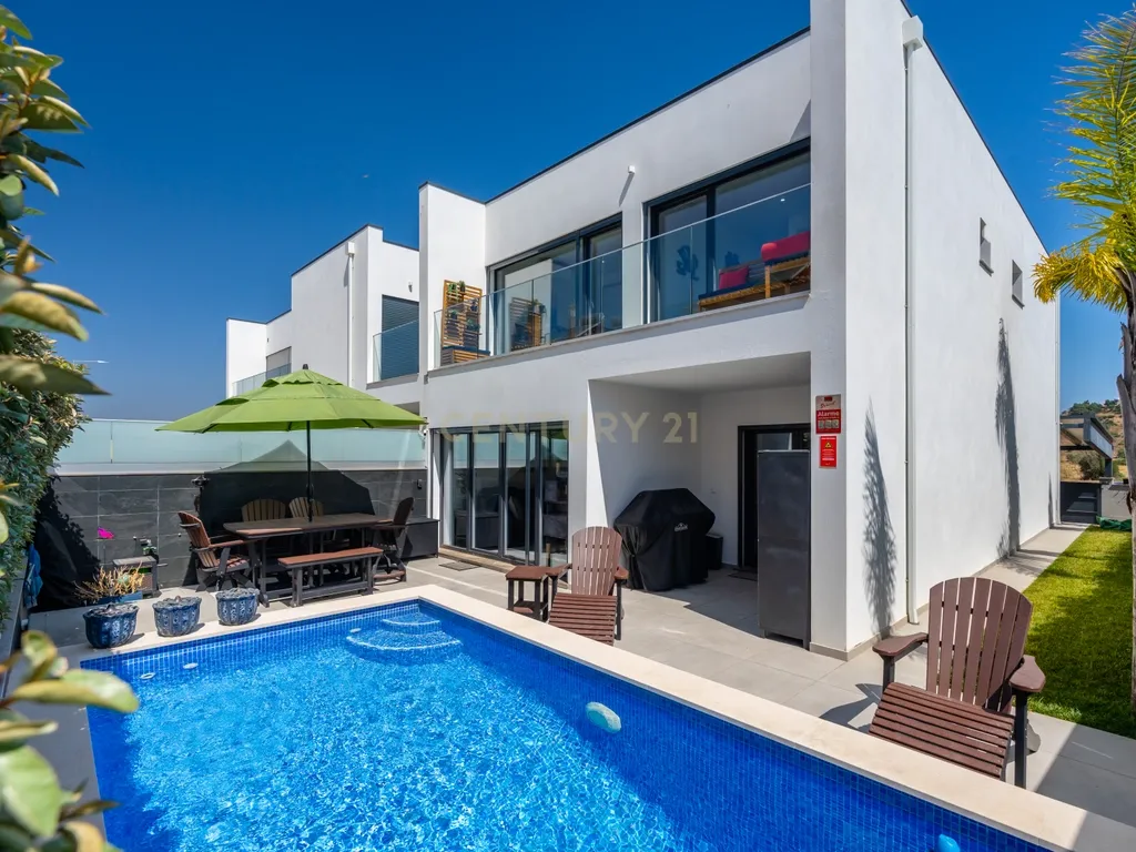 Moradia T3 + 1 Moderna com Piscina e Acabamentos de Luxo – Algoz - Image 1