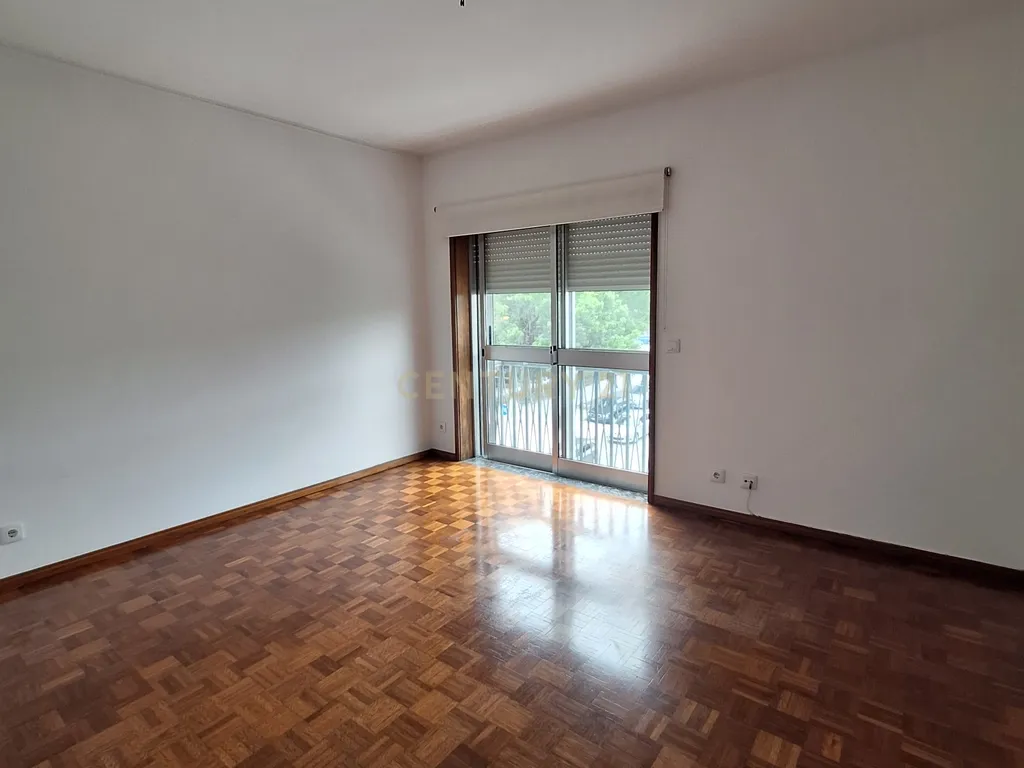 Excelente Apartamento T1 com Varanda, Garagem e Arrumos na Rua de Costa Cabral, Porto - Image 1