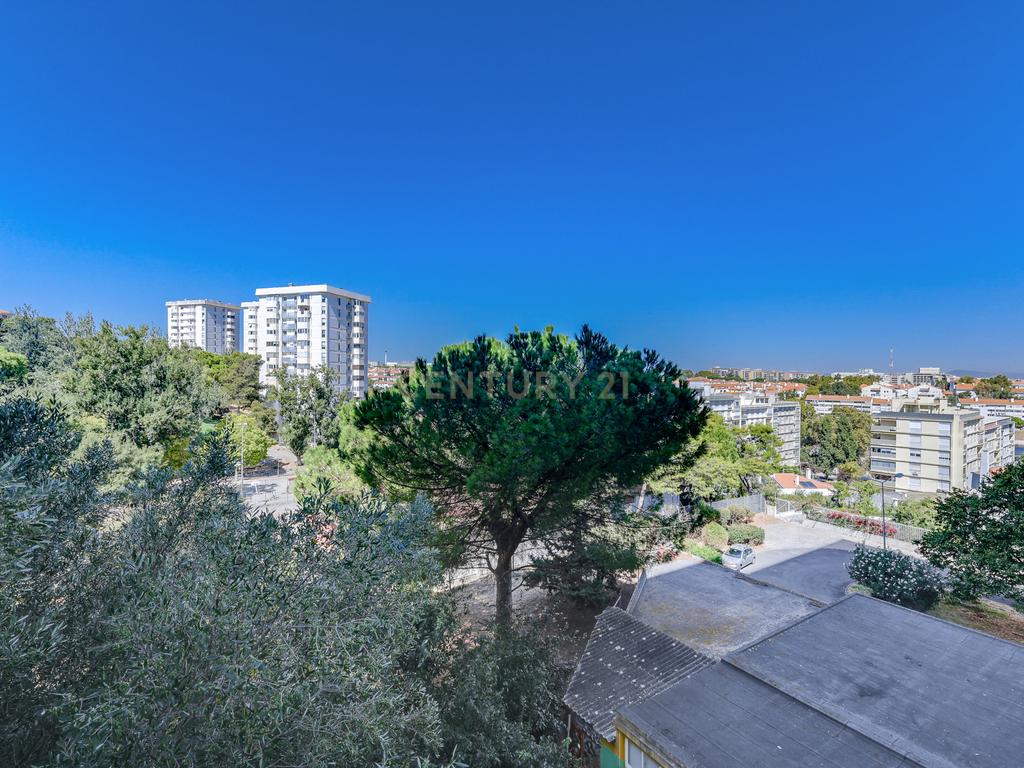 T4 com Vista de Rio nos Olivais – Uma Oportunidade para Remodelar a Seu Gosto! - Image 26