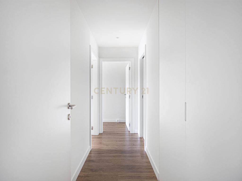 Apartamento T2 em Condomínio com Piscina e Garagem - Areeiro - Image 9