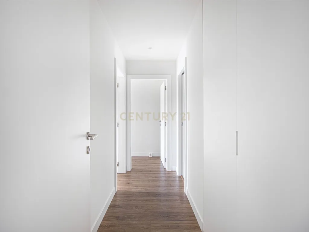 Apartamento T2 em Condomínio com Piscina e Garagem - Areeiro - Image 9