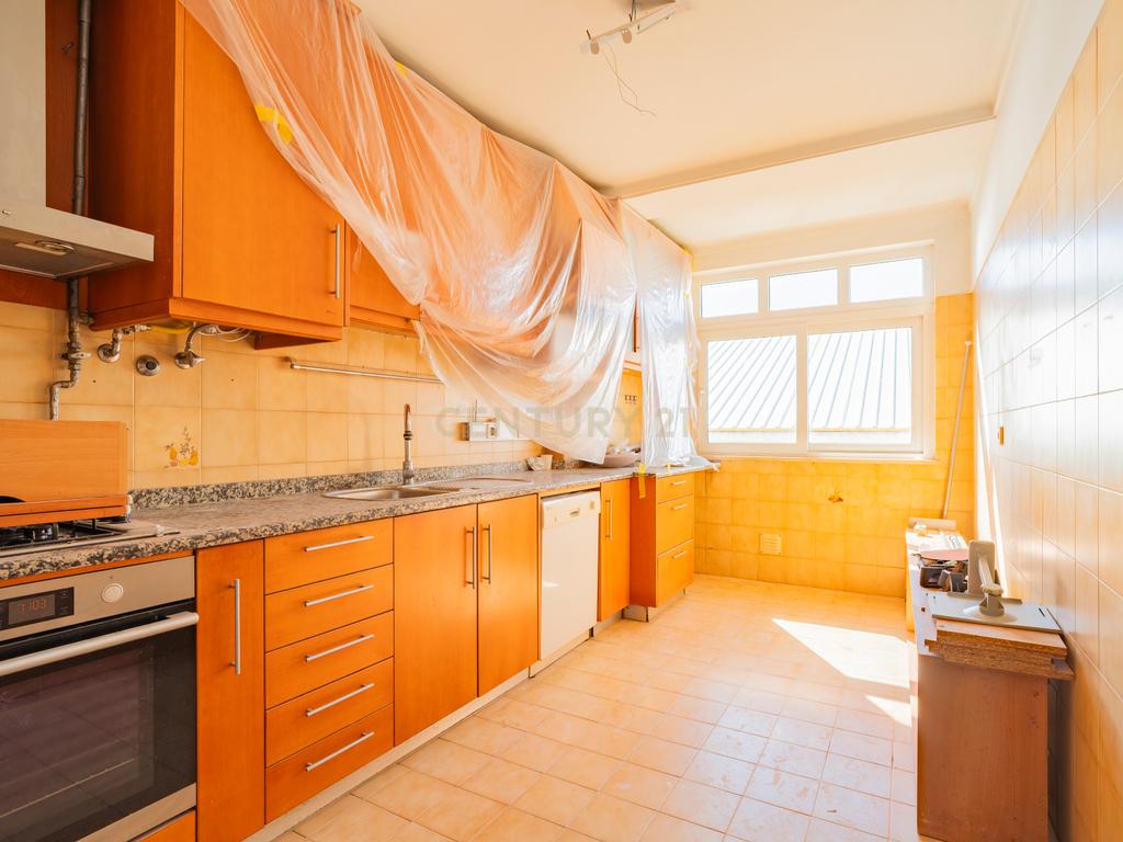 Excelente Apartamento T3 + 1 em remodelação - Image 9