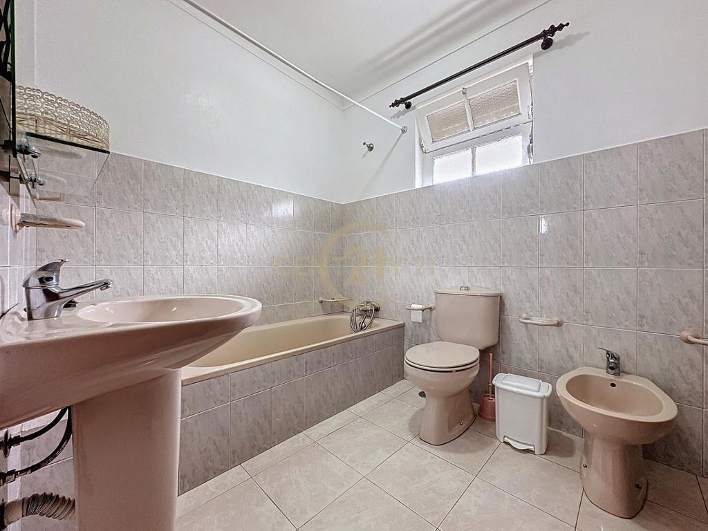Casa T2 Típica e Acolhedora em São Sebastião, ideal para quem procura tranquilidade. - Image 5