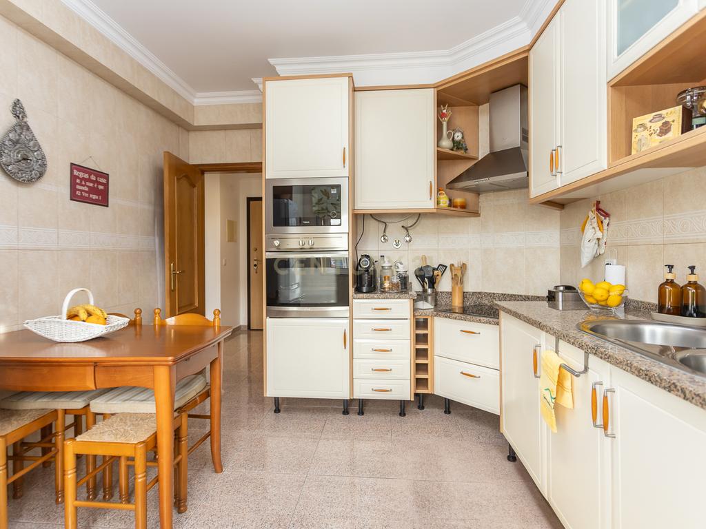 Apartamento T4 c/Arrecadação - Torre da Marinha - Image 2