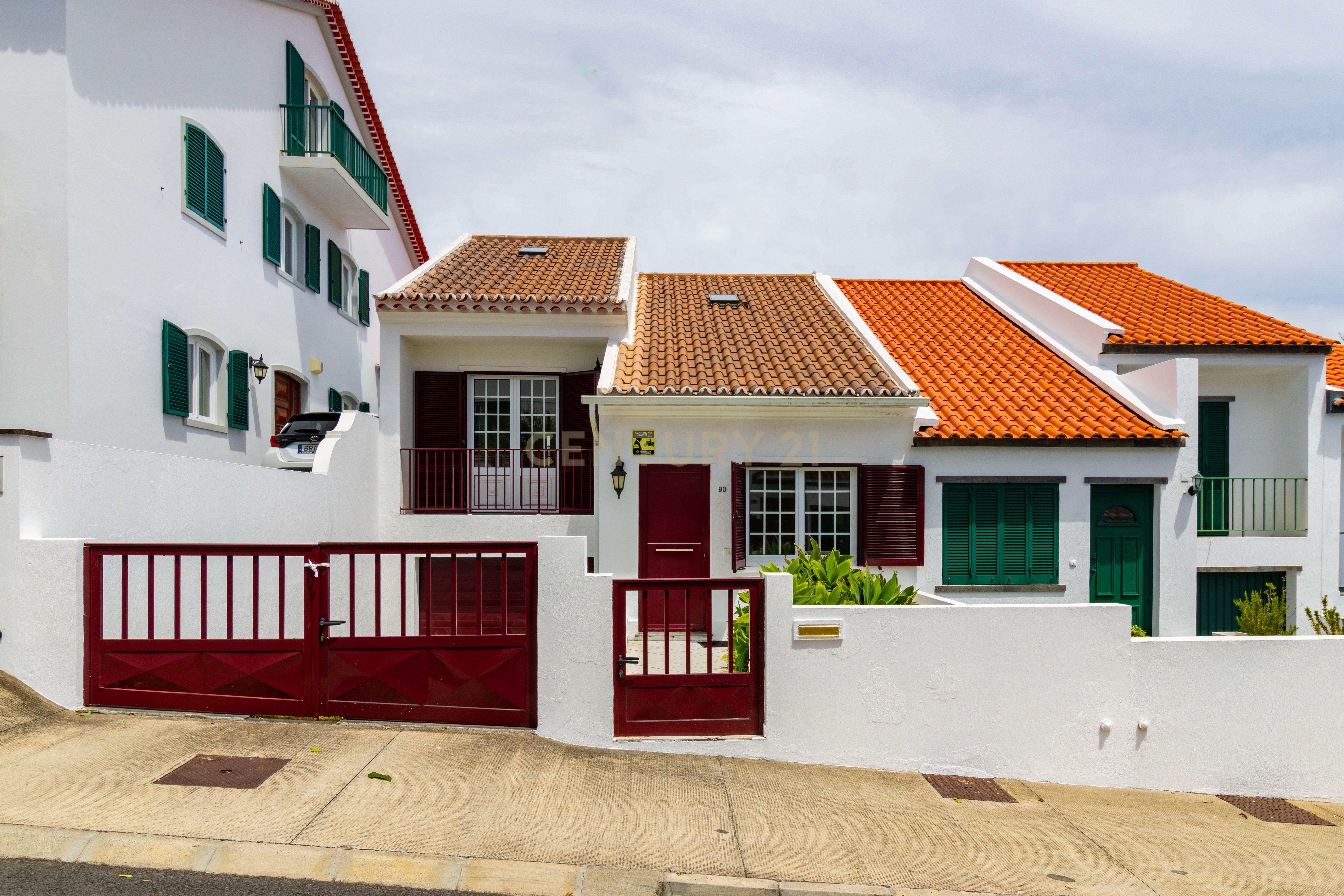 Moradia T2+1 com sótão, garagem, jardim e logradouro – Ponta Delgada - View 2