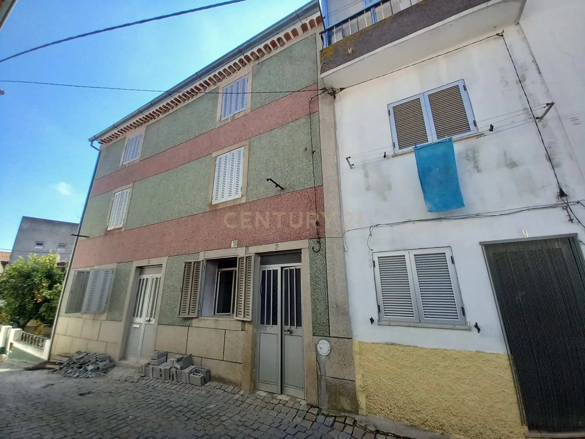Moradia Com 2 pisos e quintal Ladoeiro - Image 1
