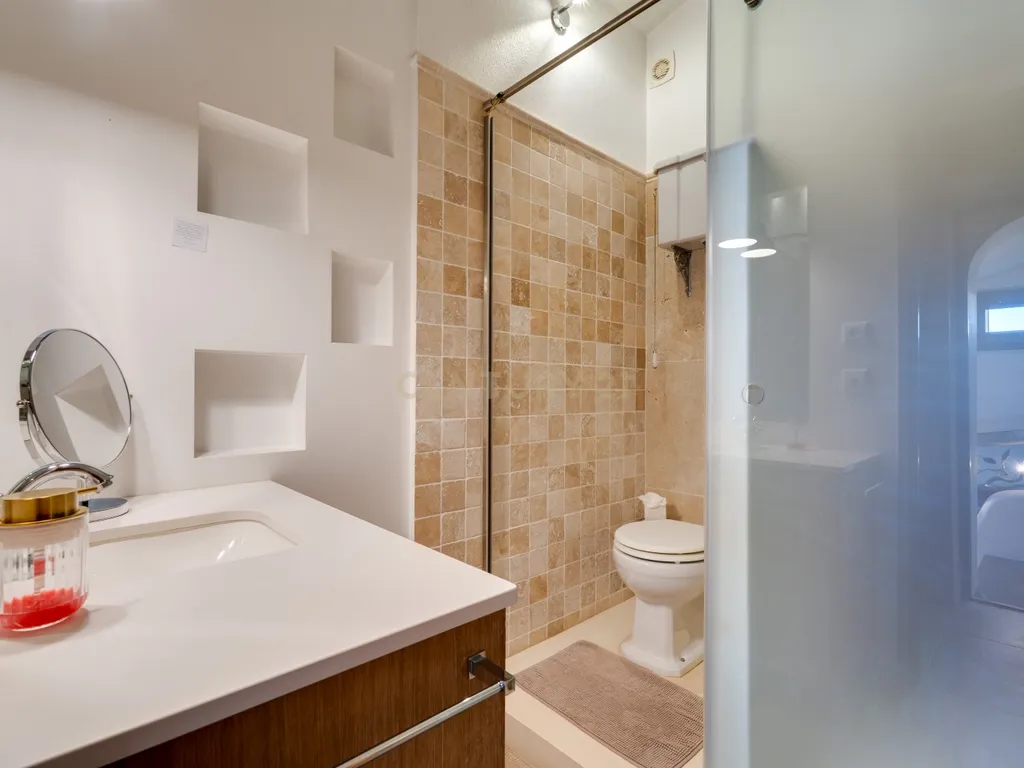 Propriedade com três habitações, piscina aquecida e sauna, num terreno de 10.000 m² - Image 24