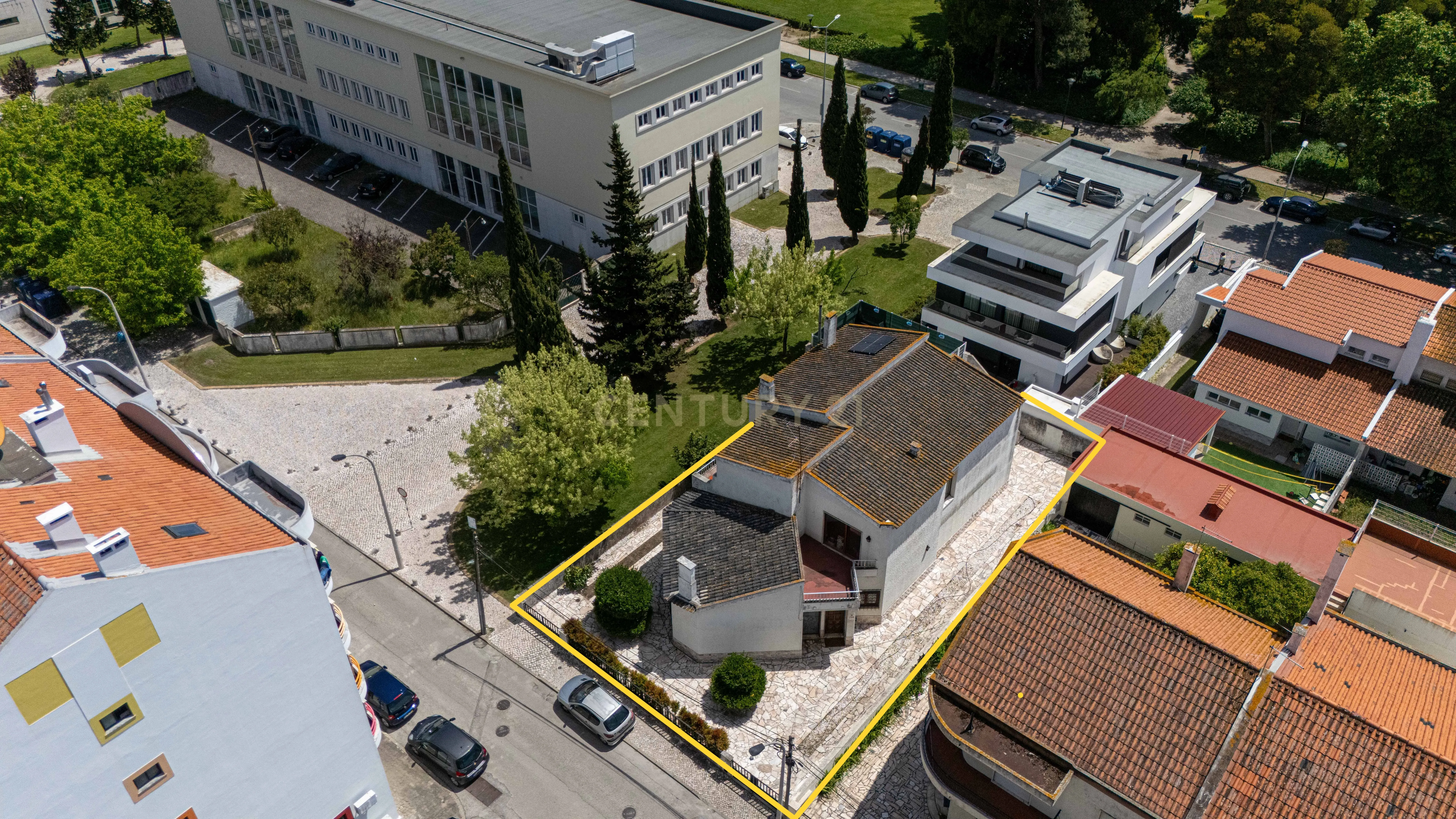 Moradia T6 no centro do Montijo com jardim e garagem - Image 67