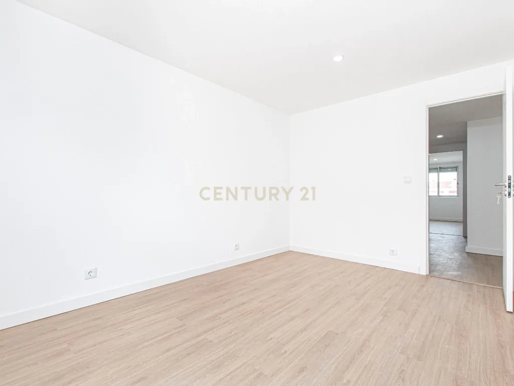 Apartamento T3 com Terraço/ Remodelação Total (Queluz) - Image 18