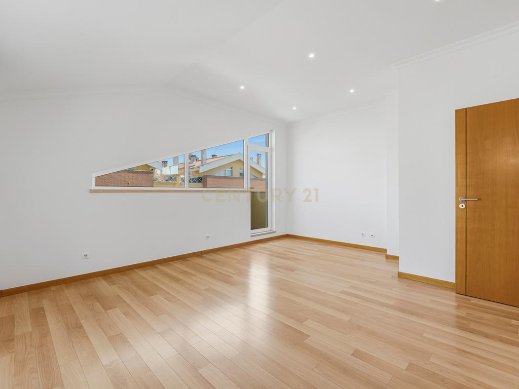 Duplex Exclusivo | 1 Quarto + 3 Suites | Terraços | Vista Panorâmica sobre o Estuário do Tejo - Image 27