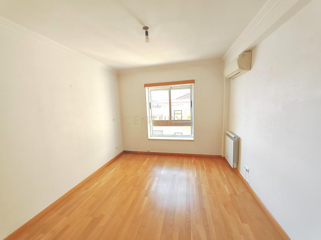 Imóvel T3 espaçoso nas Picoas, com 3 WC, 2 estacionamentos - Image 21