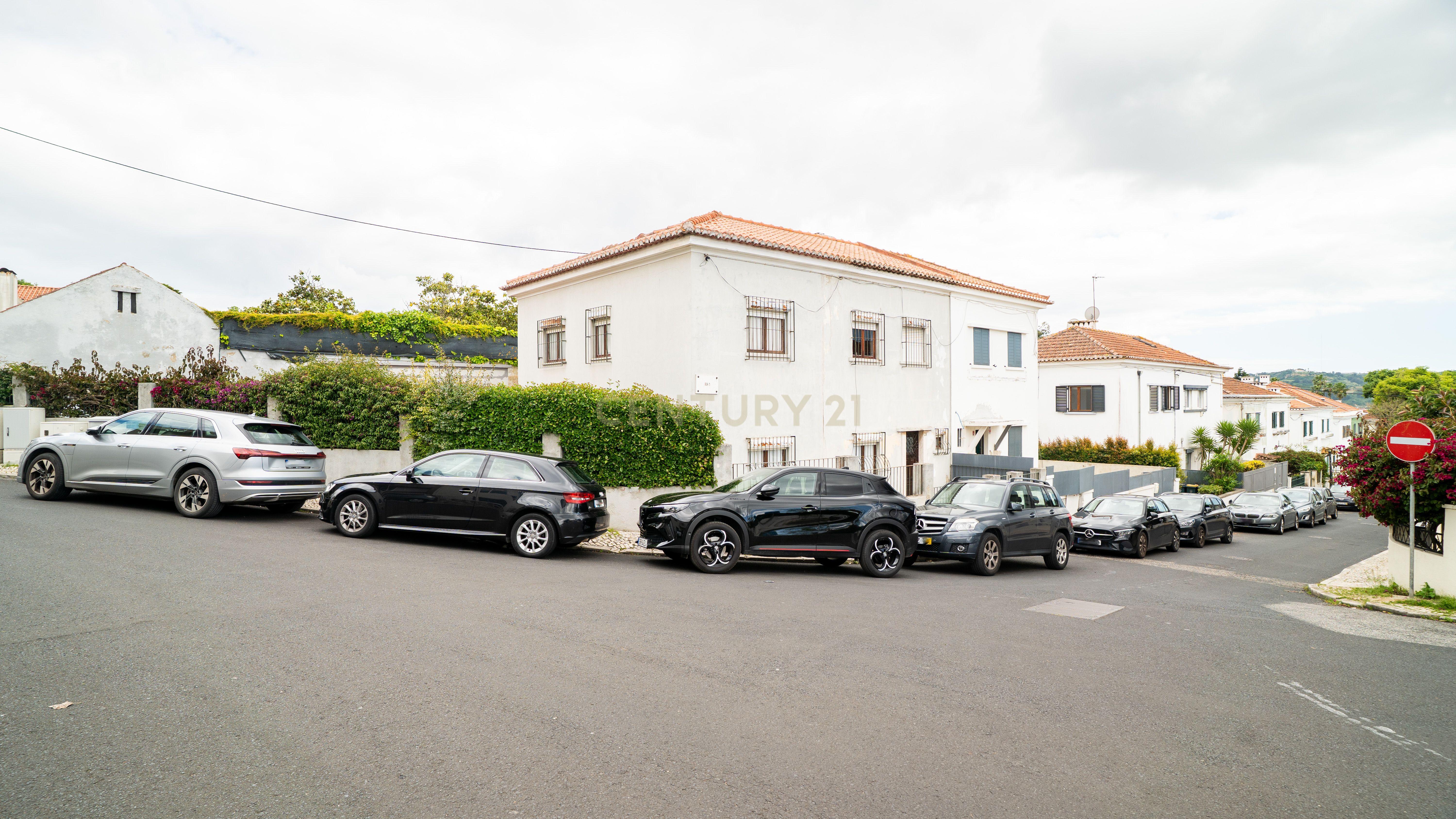 Moradia T6, na Rua 1 no Bairro de Belém, para modernizar em lote com 290m² - Image 2