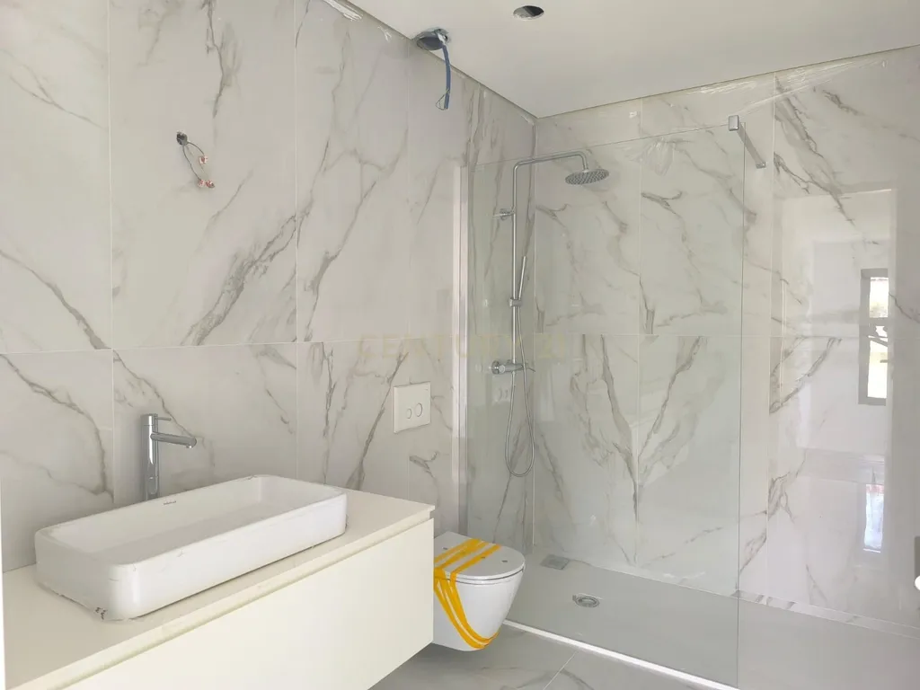 MORADIA CONTEMPORÂNEA T3+1 COM PISCINA NA CHARNECA DA CAPARICA – A 5 MINUTOS DA PRAIA! - Image 18