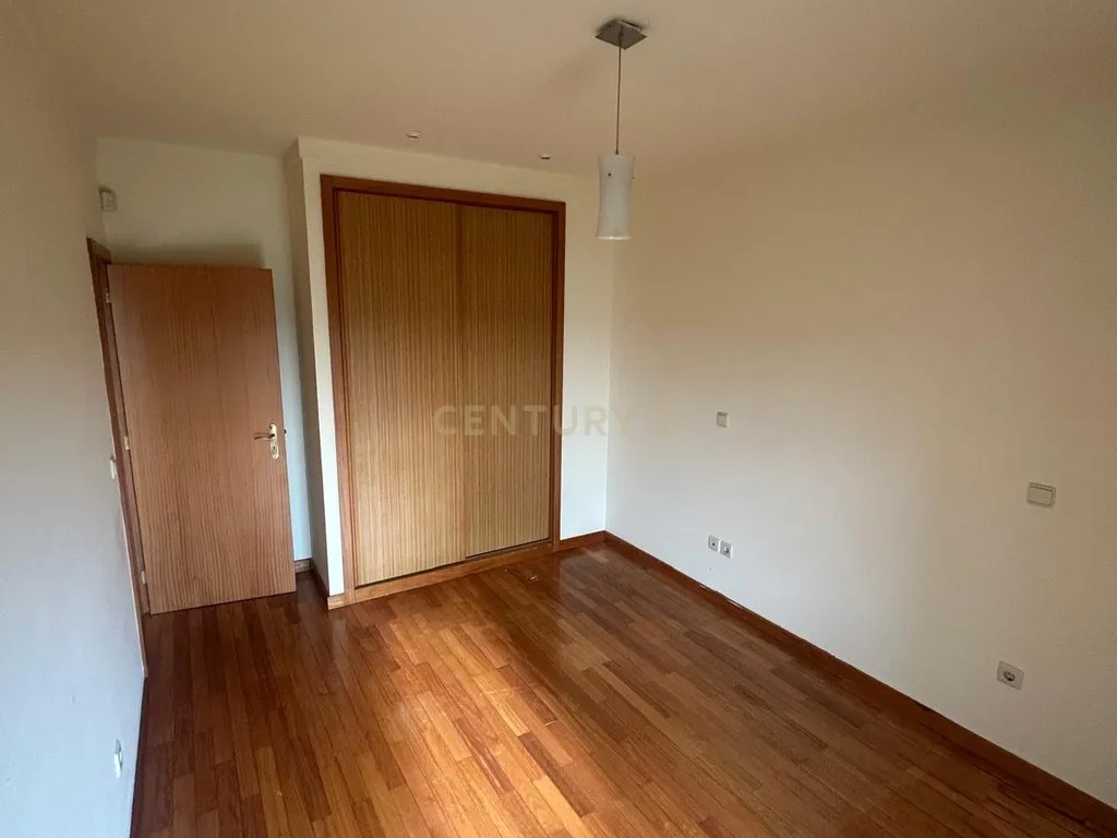 Luxuosa Moradia T3 em Folgosa, Maia - 310m² com Vista Montanha - Image 15