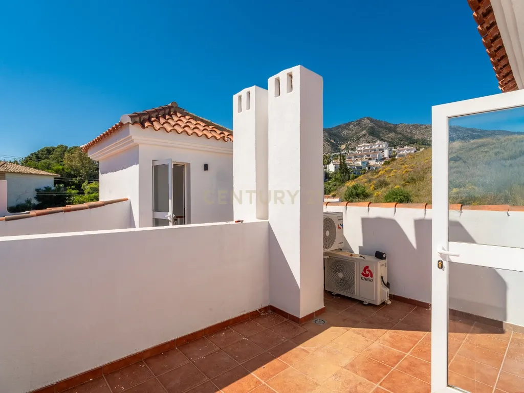🌊 Moradia em banda com vista mar, piscina privada e amplos espaços em Mijas - Image 17