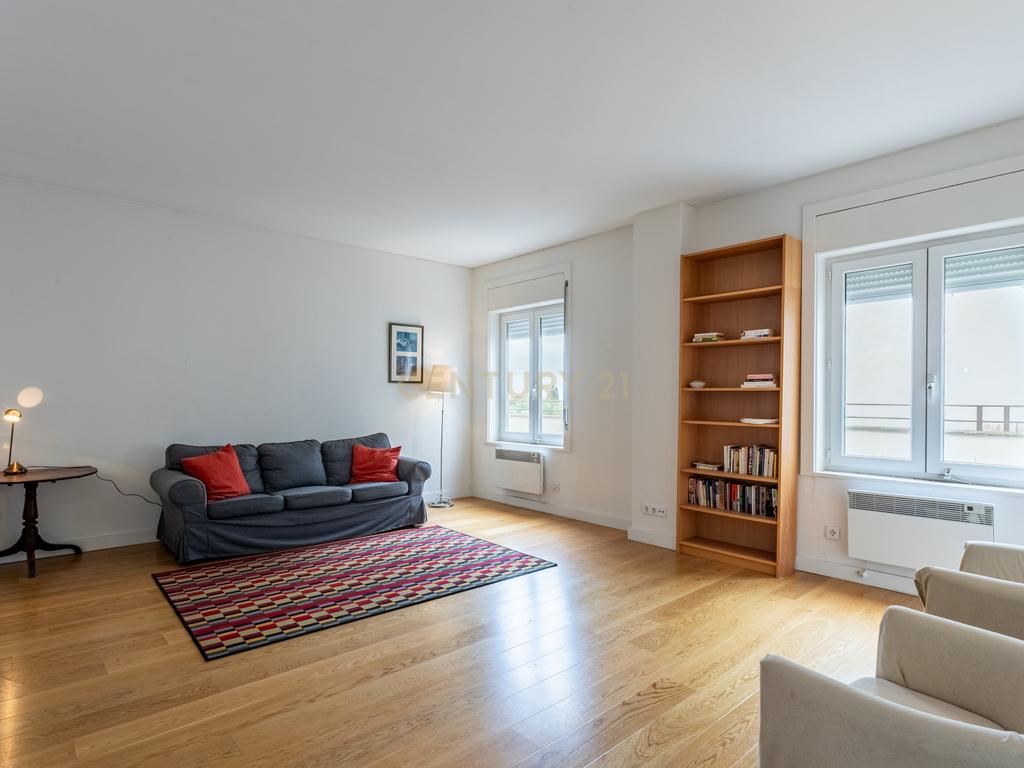 Apartamento T2 renovado, com estacionamento e elevador, em Campo de Ourique, Lisboa - Image 2