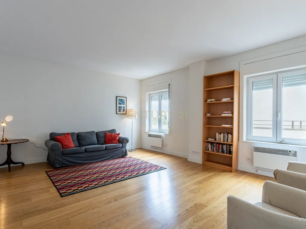 Apartamento T2 renovado, com estacionamento e elevador, em Campo de Ourique, Lisboa - Image 2