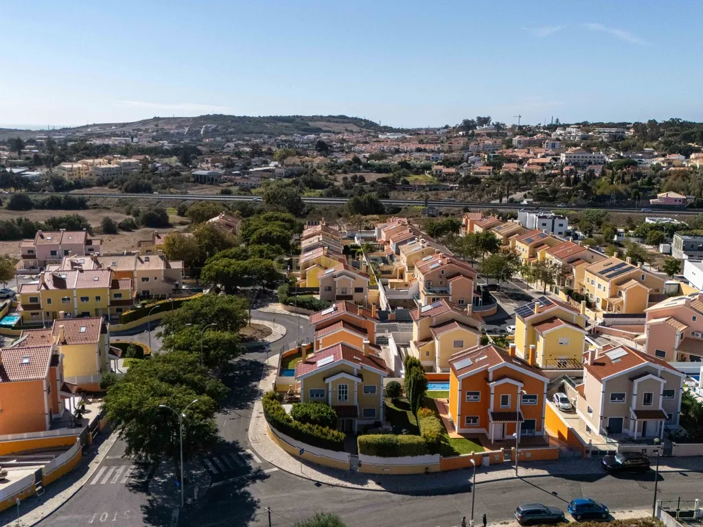 Moradia Independente T4+1 com Piscina, 321 m² de Construção e Garagem para 5 Viaturas | Albarraque, Rio de Mouro - Image 52