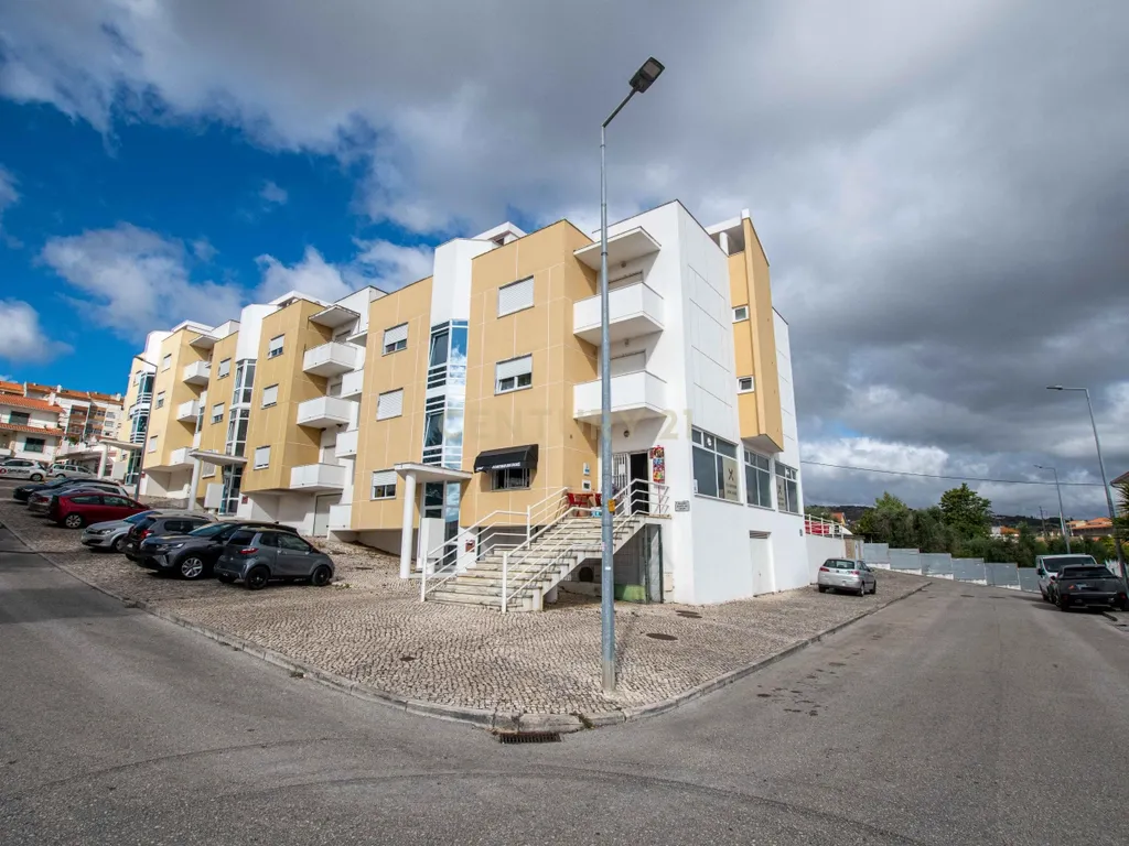 Apartamento T3 com Parqueamento e Arrecadação - Image 24