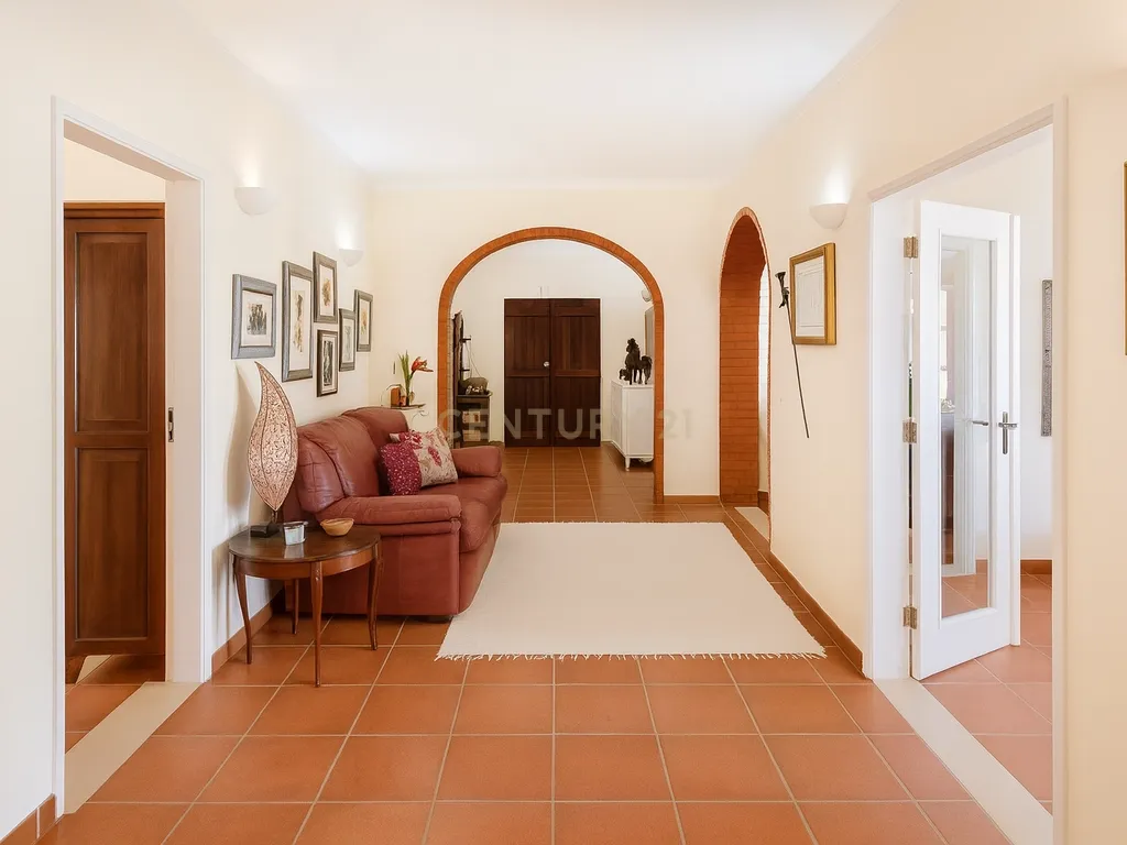 Oportunidade Única! Elegante Moradia + Apartamento T2 + Espaço + Funcionalidade = Qualidade de Vida. - Image 13