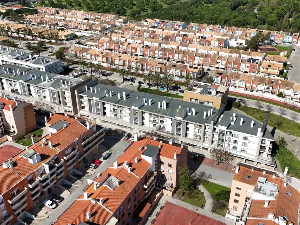 Apartamento T3 com Duas Varandas, Garagem Box e Lugar de estacionamento na Vila Serena, Pinhal Novo - Image 58