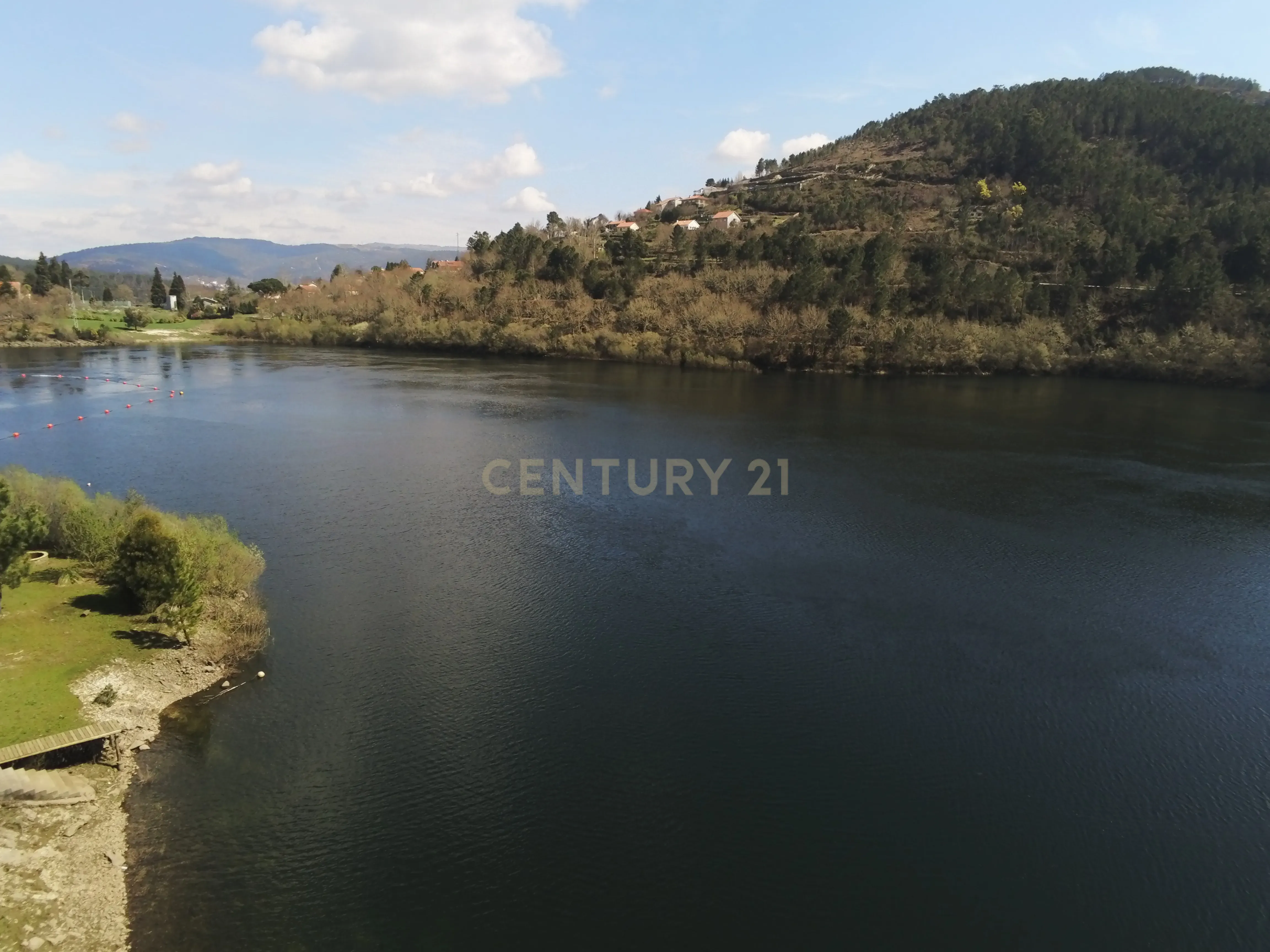 Fotografia 2 de Propriedade com Acesso Direto à Albufeira de Venda Nova | Frente de Lago