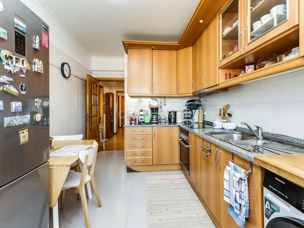 Apartamento T2 em Monte Abraão 97m², Varanda e Lareira - Image 8