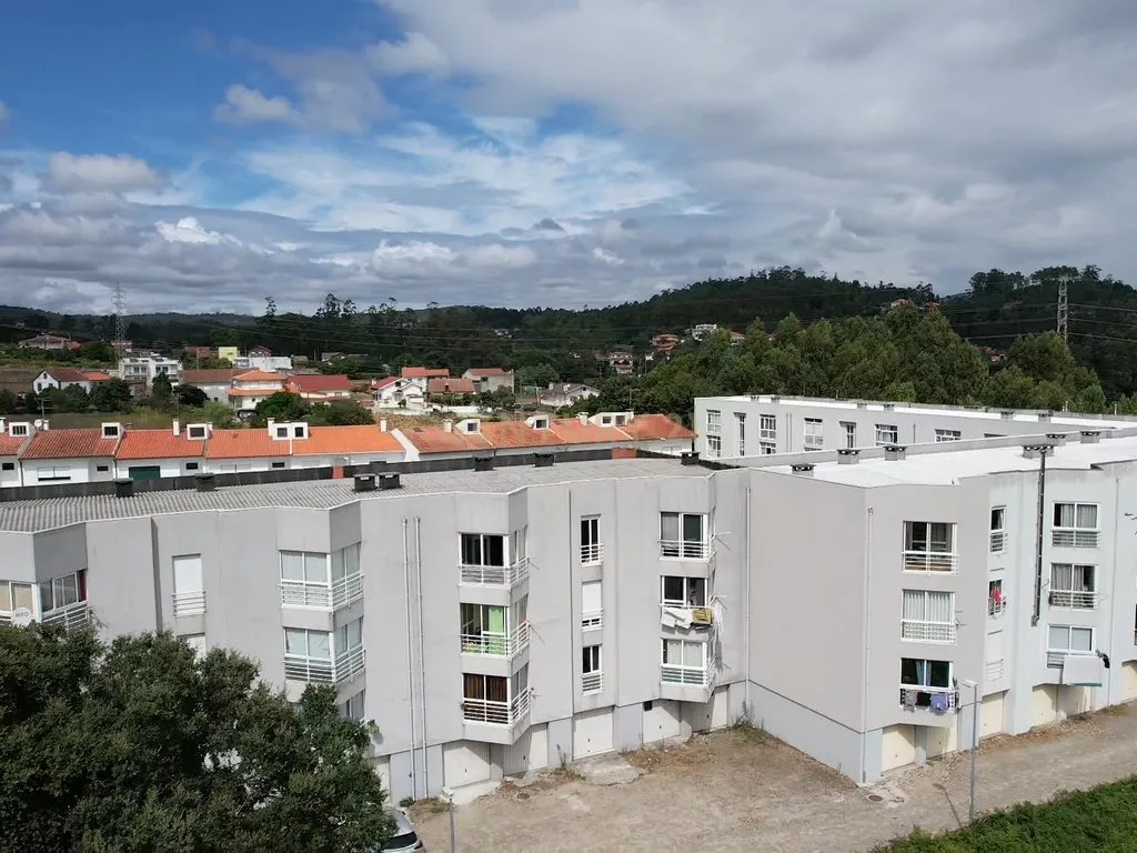 T2 Renovado com Garagem Fechada e 2 Varandas — Palmeira de Faro, Esposende - Image 22