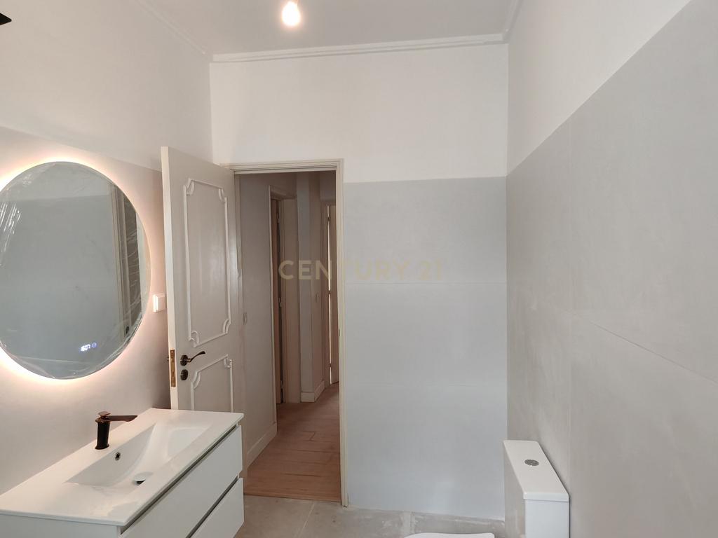 Apartamento T2 em Campolide, Lisboa - Image 9