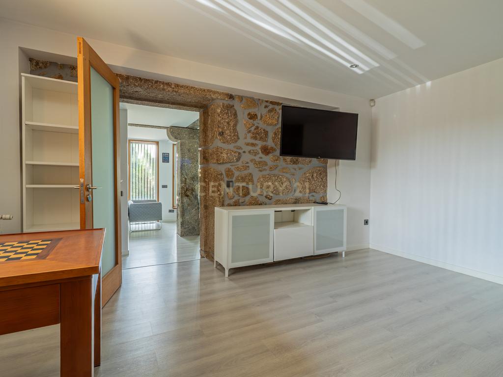 T5 com 3 Suites e Terreno com Rio | Natureza, Espaço e Conforto - Image 14