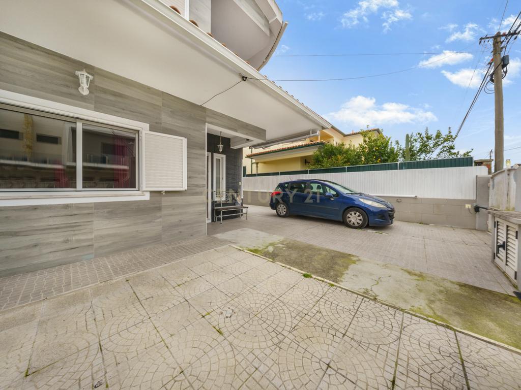 Moradia T4 com áreas generosas em Fernão Ferro - Image 26