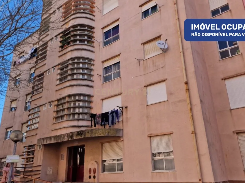APARTAMENTO T3 OCUPADO ILEGALMENTE, EM PROCESSO JUDICIAL - Image 1