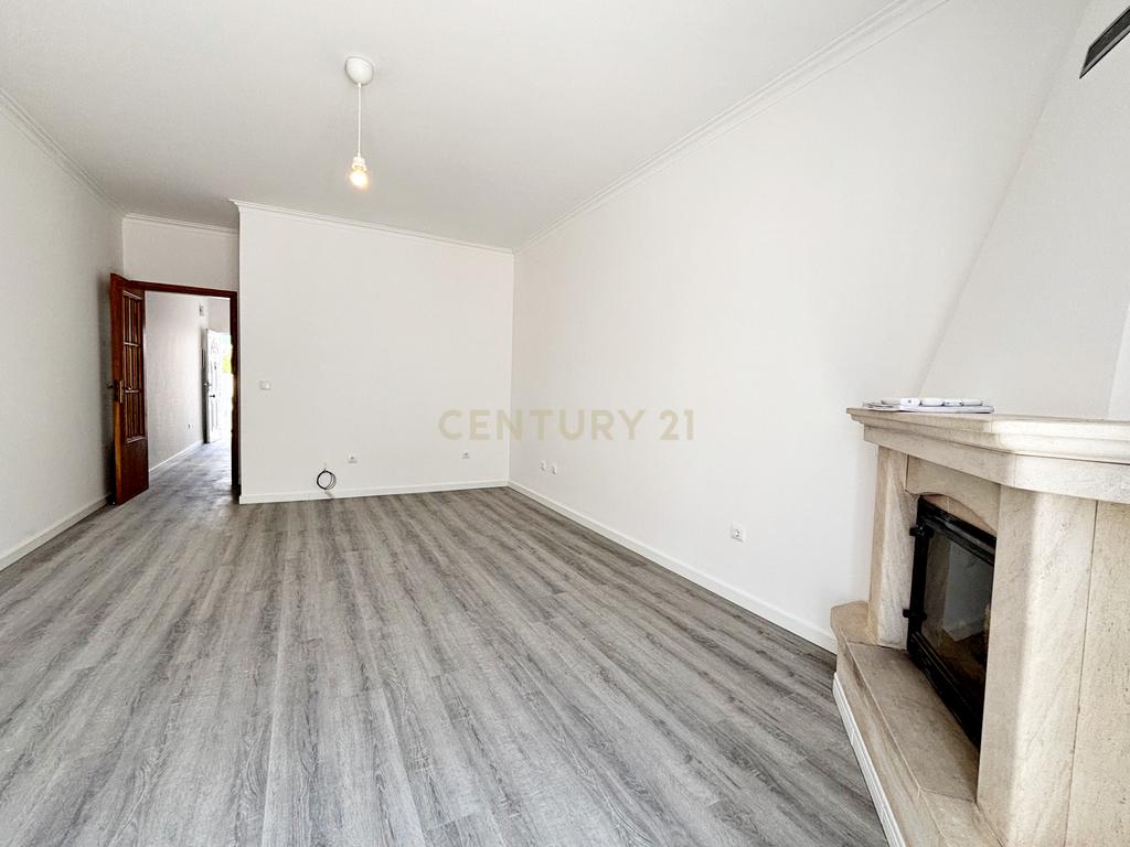 Moradia T2+1 em banda, situada na Urbanização do Mato Santo Espírito, em Tavira, totalmente remodelada e pronta a estrear. - Image 10