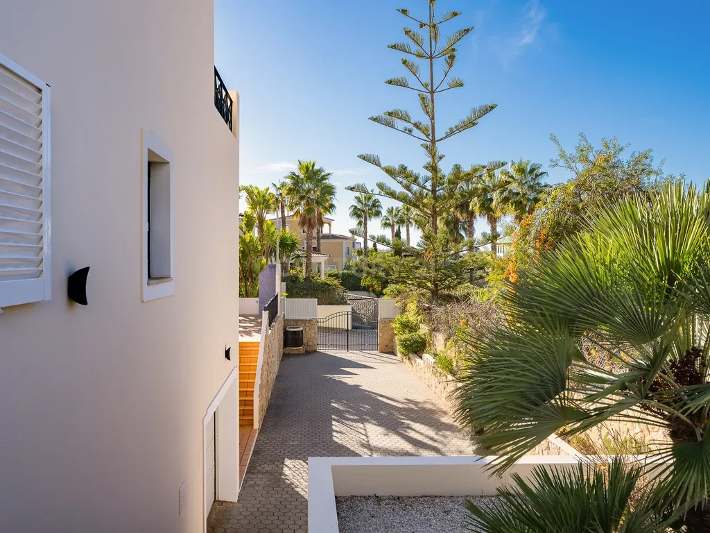 Moradia T4 em Ferragudo, próxima a praias, com Piscina aquecida, Bar e Lounge Exterior - Image 45