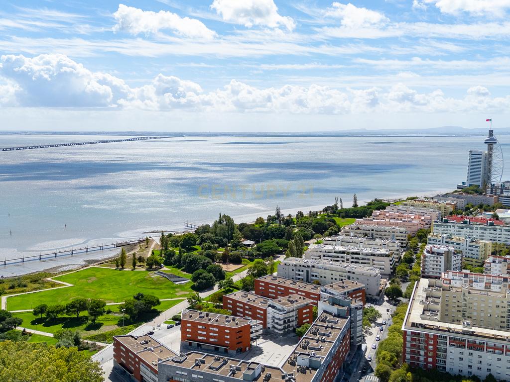 T4 Duplex com Rooftop e Vista Panorâmica sobre o Tejo – Parque das Nações - Image 2