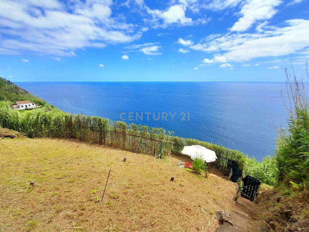 Refúgio Natural com Vista Mar – Terreno Rústico de 522m² com Moradia T0 em Madeira - Image 1