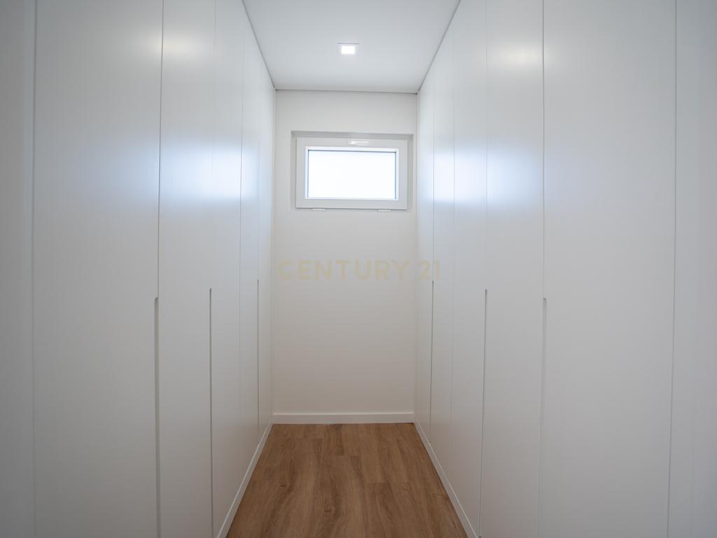 Moradia Térrea com piscina e quatro suites - Image 41