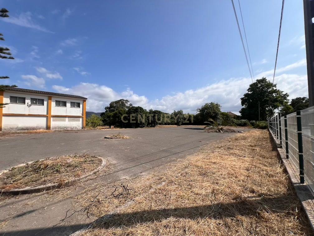 Pavilhão com grande potencial industrial/comercial junto à estrada principal em Albergaria – Juncal - Image 5