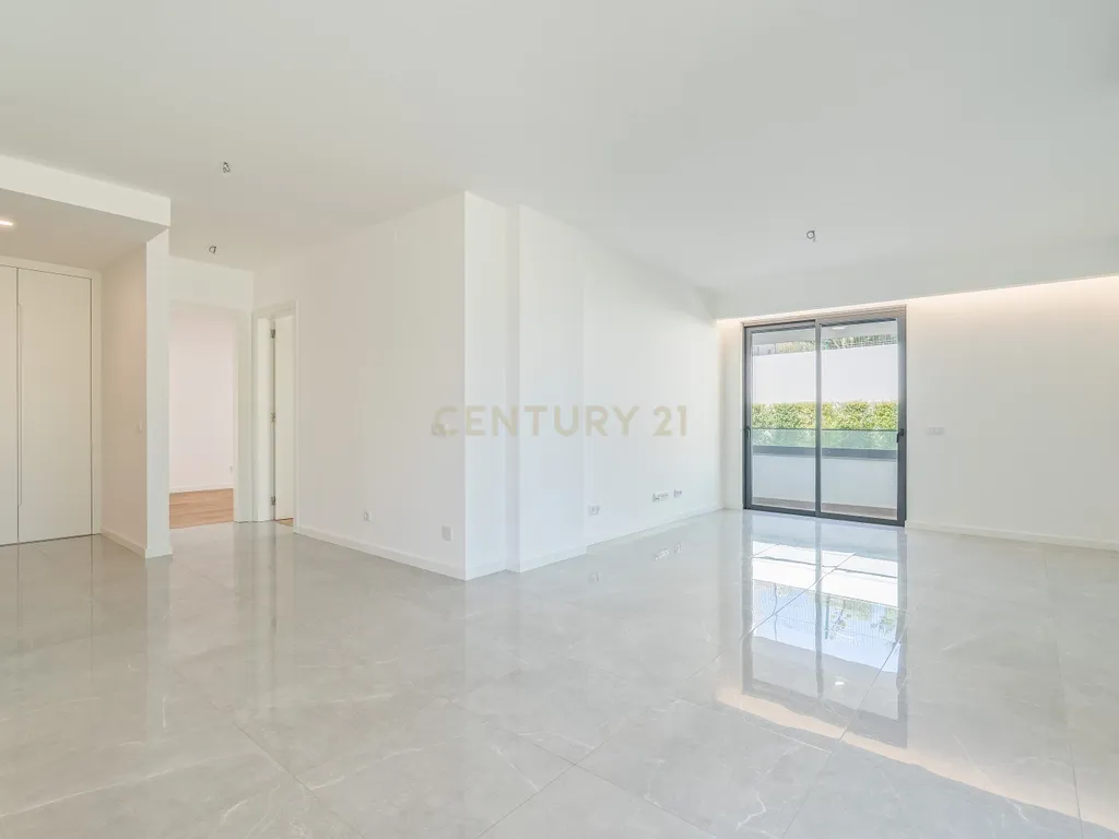 Apartamento T2 Novo a Estrear, Piscina, Estacionamento Privativo, no Centro de Albufeira – Correeira - Image 2