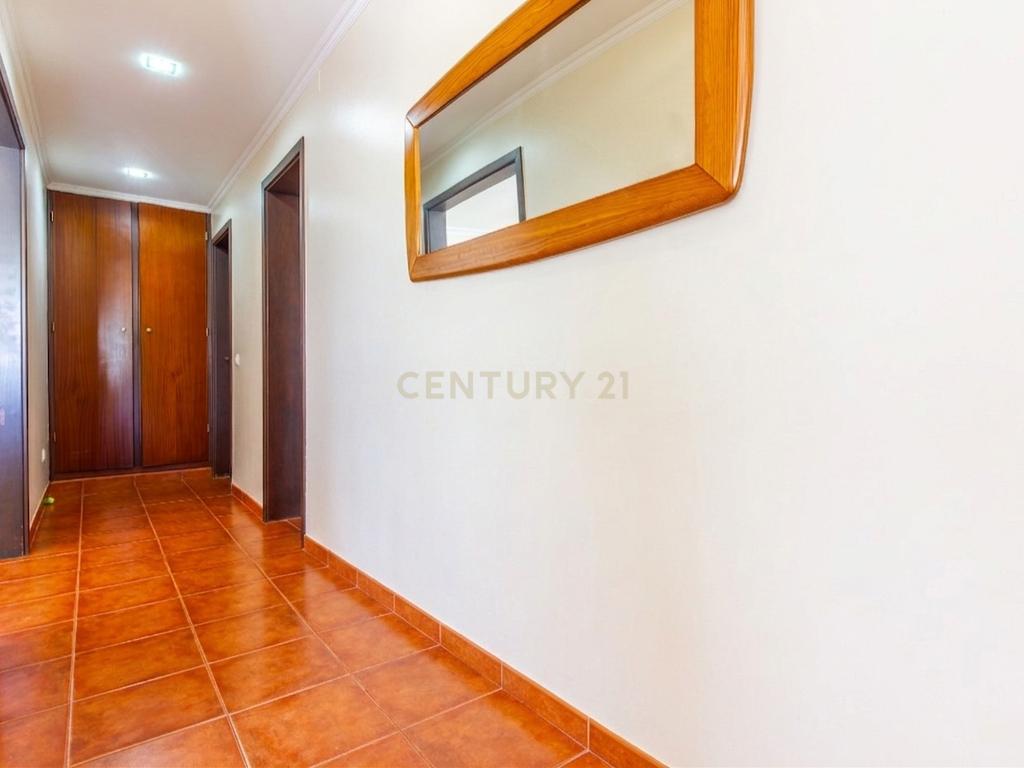 Moradia em Banda T3 com Sótão Aproveitado e Espaço Exterior – Casal Bolinhos, Azeitão - Image 6