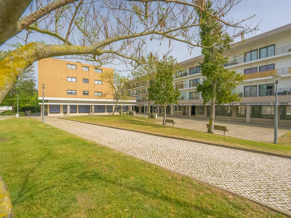 Apartamento T3 com Duas Varandas, Garagem Box e Lugar de estacionamento na Vila Serena, Pinhal Novo - Image 54