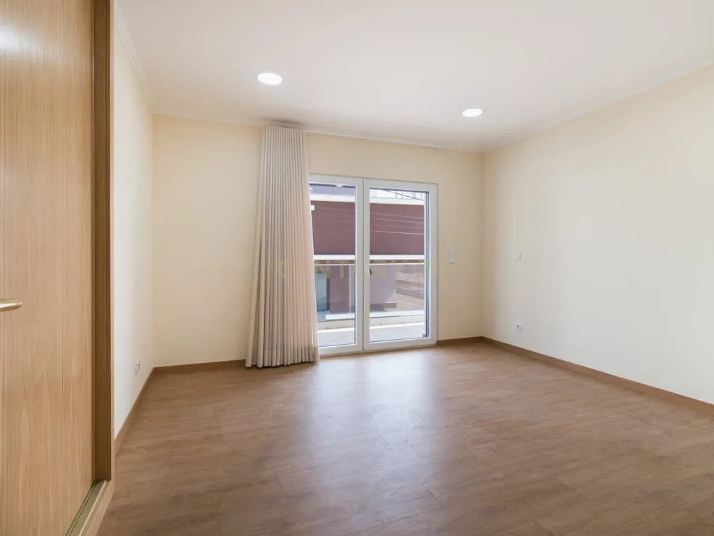 Moradia nova para estrear, de Sonho com Vista Panorâmica Sobre Lisboa no Bairro Casal do Bispo - Image 14