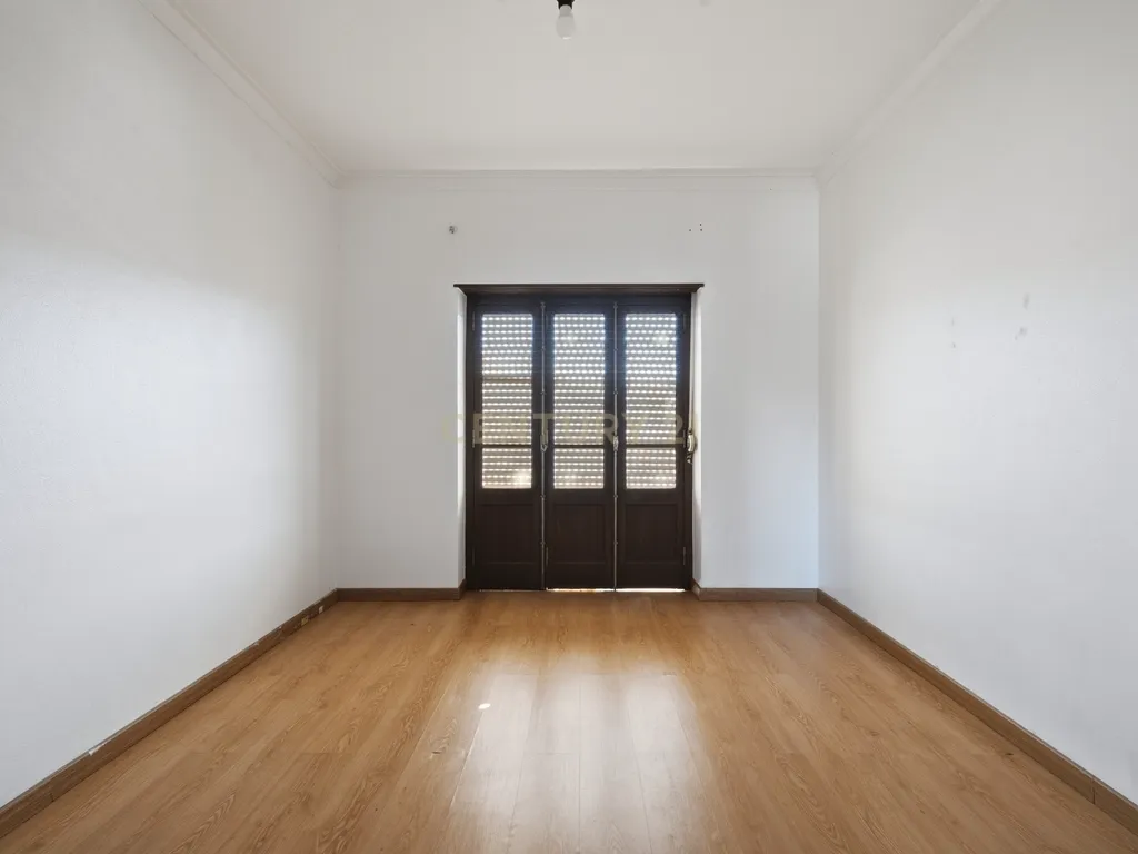 Moradia T7 de dois pisos com garagem, jardim e anexos | Terreno 894 m² na Paz em Mafra - Image 21