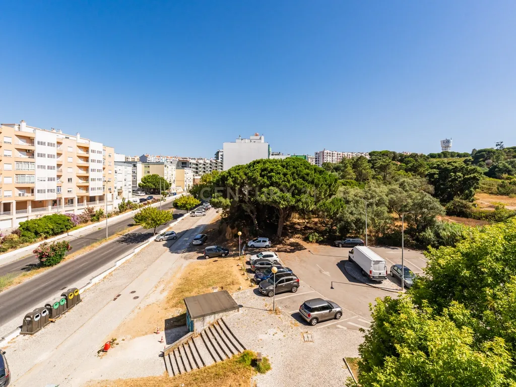 Apartamento T3 com Vista desafogada e parqueamento, no Feijó - Almada - Image 7