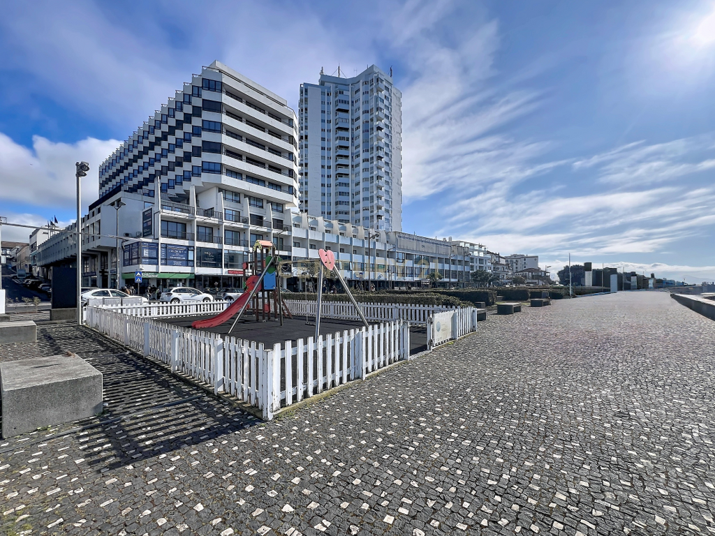 Penthouse T3 de Luxo no 20.º e Último Piso | Vista Mar Única sobre Ponta Delgada - Image 35